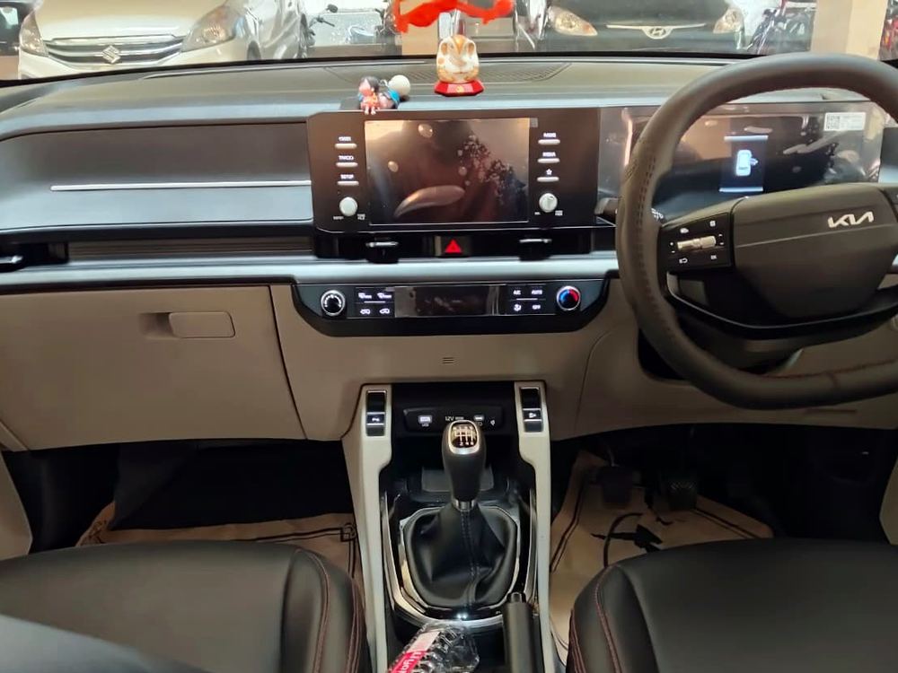 Kia Carens dashboard and touchscreen